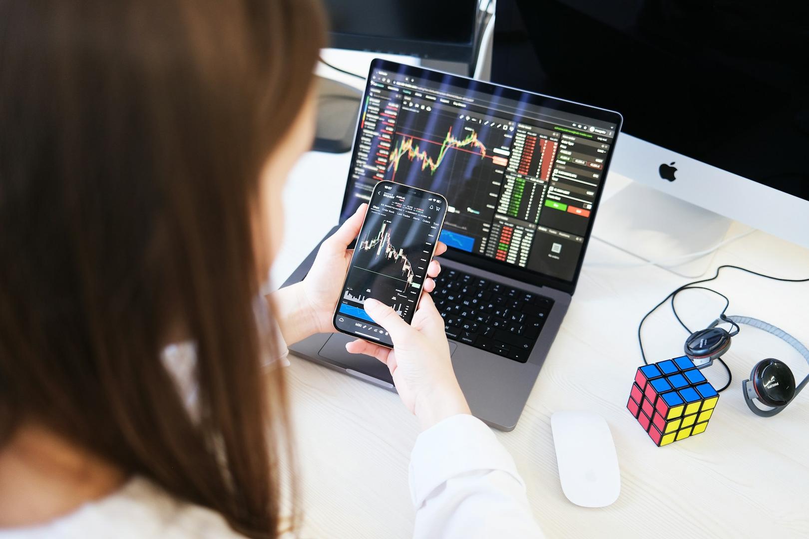 Bitcoin's $60K Support Under Pressure: Market Analysts Weigh Potential Downside Scenarios